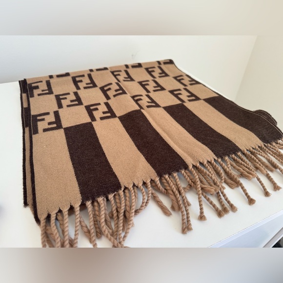 FENDI ZUCCA WOOL SCARF- REVERSIBLE WITH COA - Picture 4 of 10